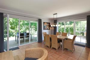 a dining room with a table and chairs at Ferienhaus Buche im Land Fleesensee in Göhren-Lebbin
