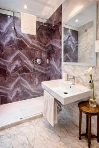 a bathroom with a sink and a shower and a tub at Hotel Ariel Silva in Venice +65 photos