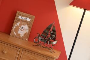 a mirror on top of a dresser next to a lamp at Ferienhaus Fernweh in Göhren-Lebbin +25 photos