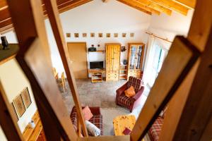 an overhead view of a living room with a couch at Ferienhaus Jabel 25 in Jabel