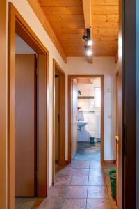 a hallway of a house with a wooden ceiling at Ferienhaus Jabel 25 in Jabel