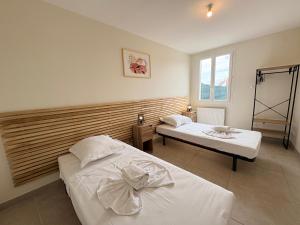 a room with two beds and a window at Le Cerf in Montmacq