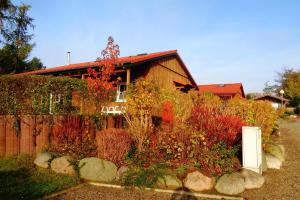a house with a garden in front of it at Ferienhaus Jabel 29 in Jabel