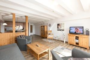 a living room with a couch and a tv at Kietzspeicher App 06 in Waren