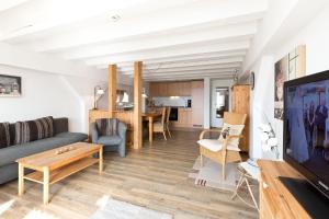a living room with a couch and a tv at Kietzspeicher App 06 in Waren