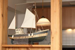 a model of a boat sitting on a shelf at Kietzspeicher App 06 in Waren
