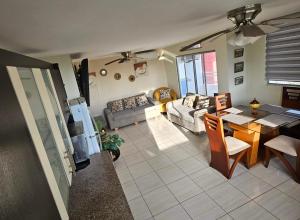 a living room with a table and a couch at Departamento amoblado Tonsupa in Tonsupa