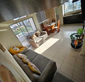 a living room with a couch and a table at Departamento amoblado Tonsupa in Tonsupa