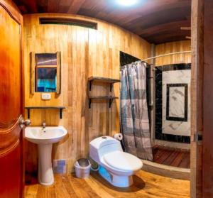 a bathroom with a toilet and a sink at Retazos Eco Hotel in Iquitos