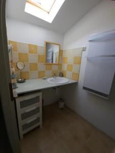 a bathroom with a sink and a mirror at Au 3 bis in Caderousse