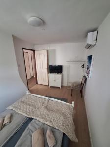 a bedroom with a bed in a room at Levendula Porta in Balatonfůzfő