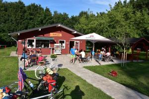 a group of people sitting outside of a restaurant at Ferienwohnung Seedorf in Basedow