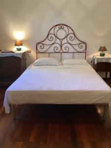 ein Schlafzimmer mit einem großen Bett mit Metallkopfteil in der Unterkunft Francesca in Ancona