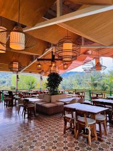 a restaurant with tables and chairs and a view at Hotel Mirador de Boquia Salento in Salento