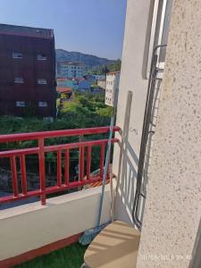 a balcony with a cleaning mop on it at Atico Marin playa in Marín