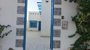 a mirror on the side of a building with a doorway at روشيلا in Al Majma'ah
