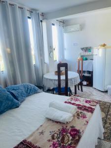 a bedroom with a bed with towels on it at Hostel Meu Sossego Vilas in Lauro de Freitas