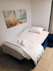ein Bett in einem Zimmer mit einem Gemälde an der Wand in der Unterkunft Lighthouse in Flogita + 51 Fotos