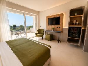a hotel room with a bed and a balcony at Hotel Tirreno in Parghelia