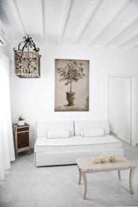 Sala de estar blanca con sofá blanco y mesa en Mykonos Unique Apartment, en Mykonos ciudad