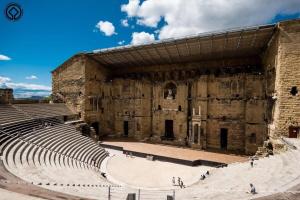 an empty amphitheatre in an old stone building at Au 3 bis in Caderousse