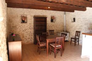 a dining room with a table and chairs at House Morro di Rasiglia in Rasiglia