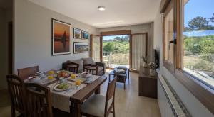 a dining room and living room with a table and chairs at Duerming La Rana Sanxenxo in Sanxenxo