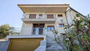 a house with a gate and a garage at Duerming La Rana Sanxenxo in Sanxenxo
