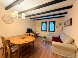 a living room with a table and a couch at El Boj in Canfranc