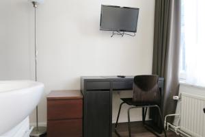 TV a/nebo společenská místnost v ubytování Hotel Carillon