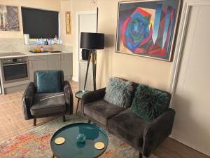 a living room with a couch and two chairs at Griffin Lodge in Warwick