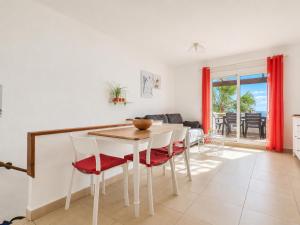 a kitchen and dining room with a table and chairs at Ibiza Bramer 7 - ImmoBarneda in Roses