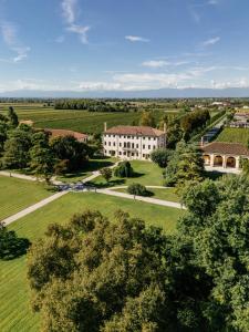 an aerial view of a large white house with trees at Relais Barchessa Molon in Campo di Pietra