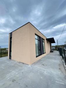 a building that is sitting on top of a parking lot at Kaprovani Sani Villa in Urekis Sadguri