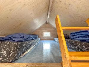 a room with two bunk beds in a cabin at Seaside Blue in Ellemeet +22 photos