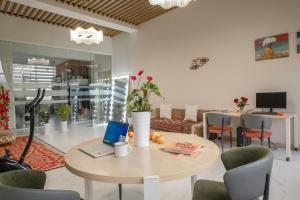 ein Esszimmer mit einem Tisch, auf dem ein Laptop steht in der Unterkunft Vell7 Hotel in Dzhetyoguz