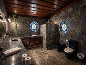 a bathroom with a shower and a toilet and windows at Recanto Tia Nena in Araruama