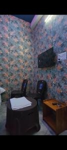 a room with a wall covered in flowers at Hotel Vanilla inn sarkanda in Bilāspur