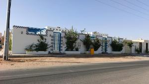 a white building with plants on the side of it at روشيلا in Al Majma'ah