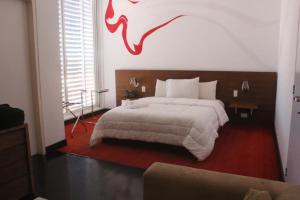 ein Schlafzimmer mit einem großen Bett und einem Pferdekopf an der Wand in der Unterkunft Hotel 286 in Ciudad Guayana