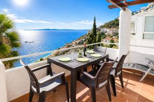 a table on a balcony with a view of the water at Ibiza Bramer 7 - ImmoBarneda in Roses
