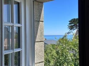 a window of a house with a view of the ocean at Le Clos Ker'hadenn, chambres d'hôtes à Saint-Pierre Quiberon, à deux pas de la plage in Saint-Pierre-Quiberon