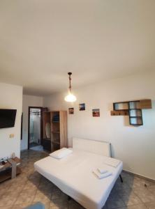a bedroom with a white bed in a room at A & K Vacation House in Város