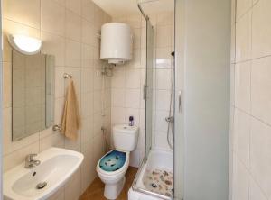 a bathroom with a toilet and a sink and a shower at Pensjonat Rowy Blisko Morza in Rowy