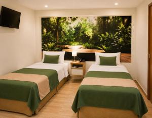 two beds in a room with a window at Hotel Soul Mate Inn in Lima +184 photos