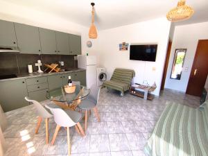 a kitchen with a glass table and chairs in a room at A & K Vacation House in Város