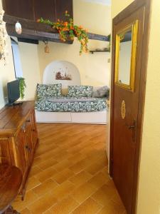 a living room with a bench with a flower arrangement at Lo Chalet del Borgo in Rivisondoli