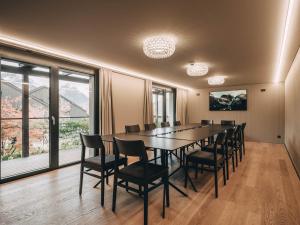 a large dining room with a table and chairs at Haslibergoase in Hasliberg