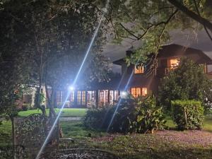 a house lit up at night with lights at Lo de Delia in City Bell