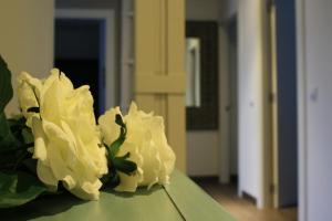 un grupo de flores blancas sentadas en una mesa en Los Balcones del Arte, en Santander